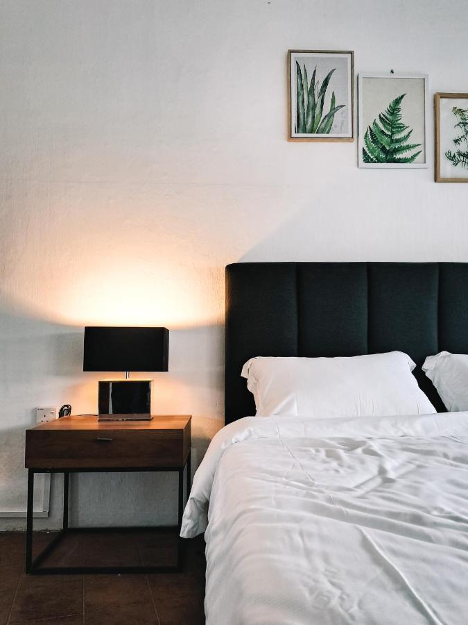 111 Hutton Lane Hostel 조지타운 외부 사진